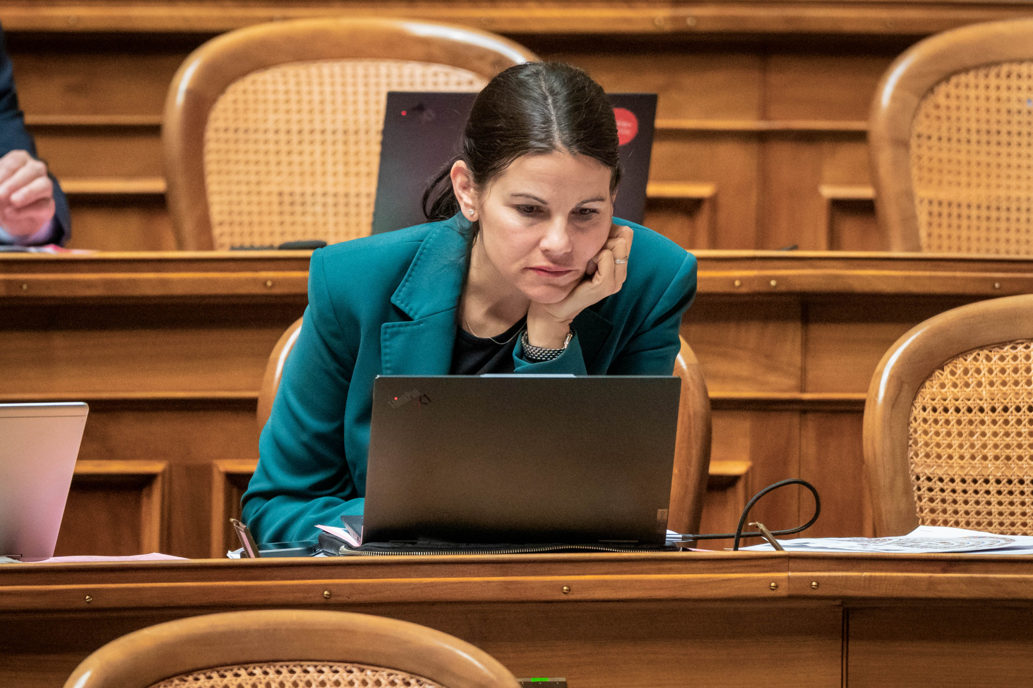 Nina Fehr Düsel (SVP) sitzt konzentriert vor ihrem Laptop im Nationalratssaal während der Frühjahrssession 2025 im Bundeshaus. Nina Fehr Düsel (SVP) sitzt konzentriert vor ihrem Laptop im Nationalratssaal während der Frühjahrssession 2025 im Bundeshaus.