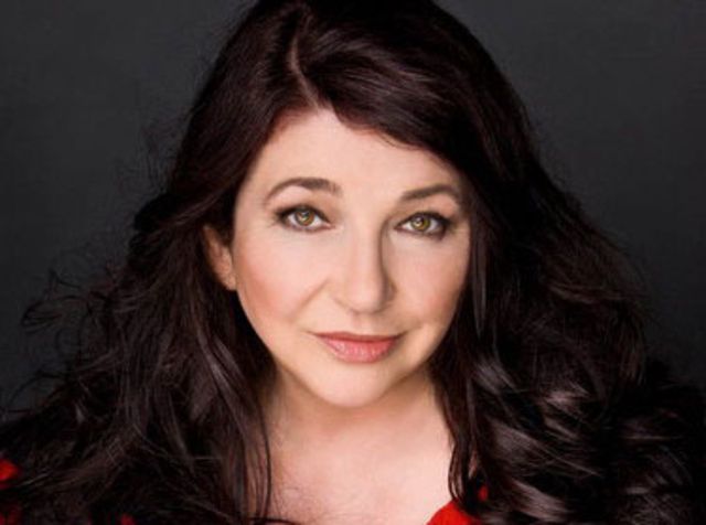 La légendaire chanteuse britannique Kate Bush fait un retour triomphal sus scène.