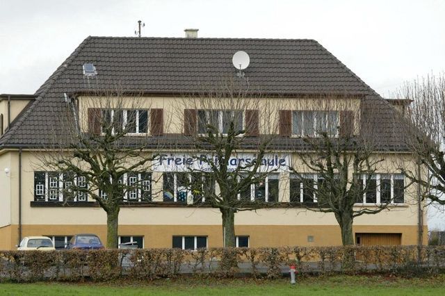 Im Gegensatz zu Zürich verweigerte Luzern die Bewilligung: Die von einer Scientologin geführte Freie Privatschule in Littau musste geschlossen werden. So wollte es das Urteil des Luzerner Verwaltungsgerichts. (19. November 2002)