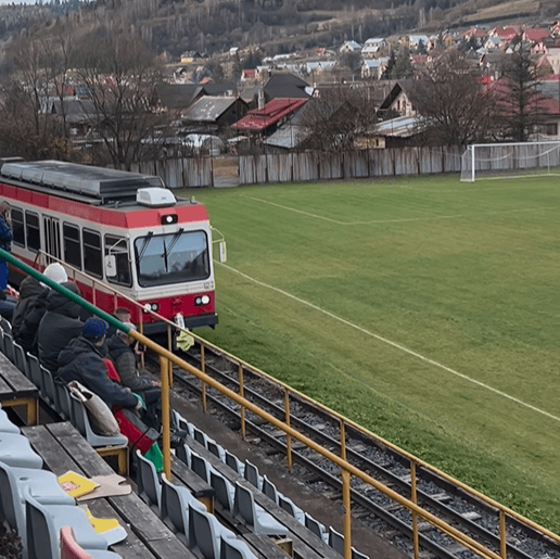 Zwei Kräne heben am 8. April 2021 in Bad Bubendorf einen alten Zugwagen der Waldenburgerbahn für den Abtransport an.