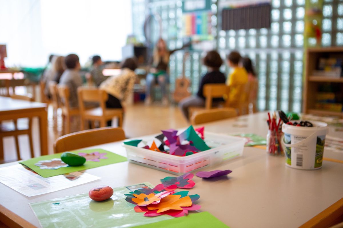 Enfants dans une salle de classe de maternelle à Zurich, travaillant ensemble sur des activités artistiques, après le confinement du COVID-19.