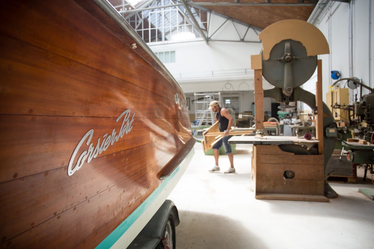 La marque Corsier-Port, issue du chantier naval éponyme, a eu son heure de gloire dans les années 50-60. La production a cessé dans les années 70, mais on y restaure toujours d’anciens bateaux.