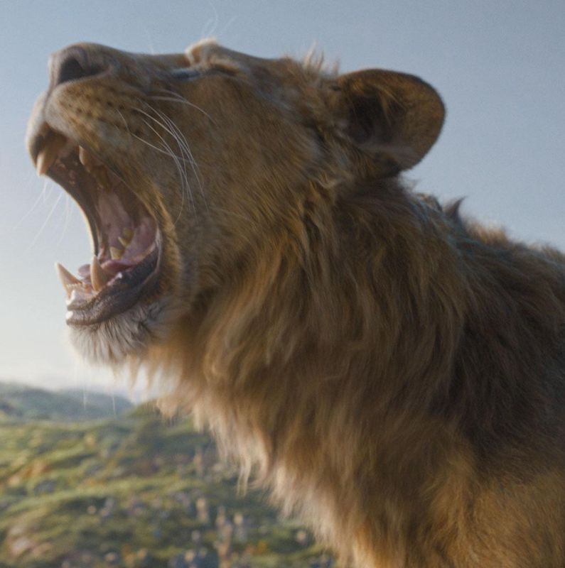 Mufasa rugissant dans le film en direct ’MUFASA: THE LION KING’ de Disney, avec un arrière-plan de savane africaine.