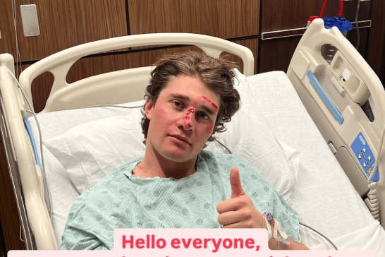 Patient allongé sur un lit d’hôpital, levant le pouce vers le haut. Texte sur l’image mentionne une mise à jour sur son état avec des remerciements.