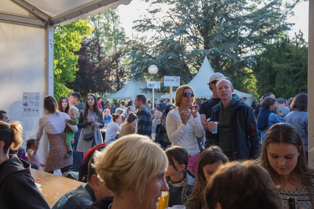 La fête bat son plein.