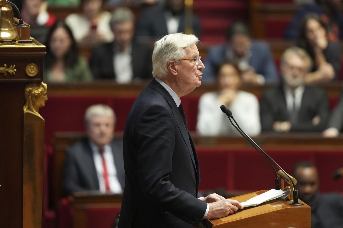 Le Premier ministre français Michel Barnier prononce un discours à l’Assemblée nationale à Paris, le 2 décembre 2024, lors d’une crise politique avec une possible motion de censure.