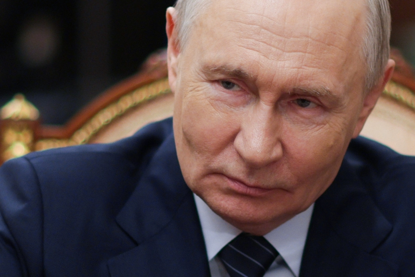 Russlands Präsident Wladimir Putin in Nahaufnahme bei einem Treffen in Moskau, gekleidet in dunklem Anzug mit Krawatte.