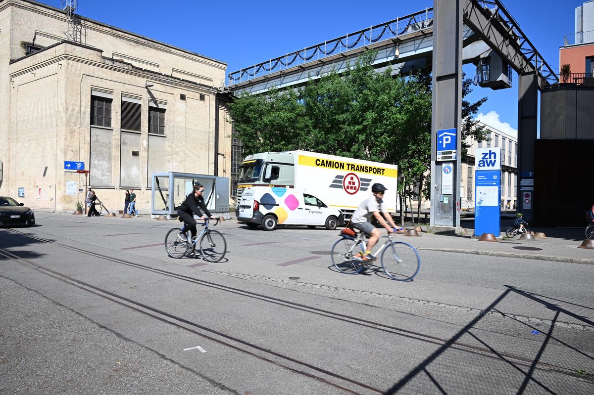 Verkehr auf dem Platz zur Kesselschmiede in Winterthur mit Radfahrern und einem Transporter. Foto von Madeleine Schoder.