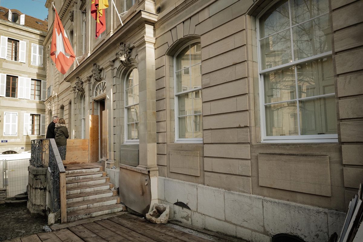 Derrière les paravents du chantier, le Musée de la Réforme s’apprête à ouvrir ses portes sur le parvis de la cathédrale Saint-Pierre.