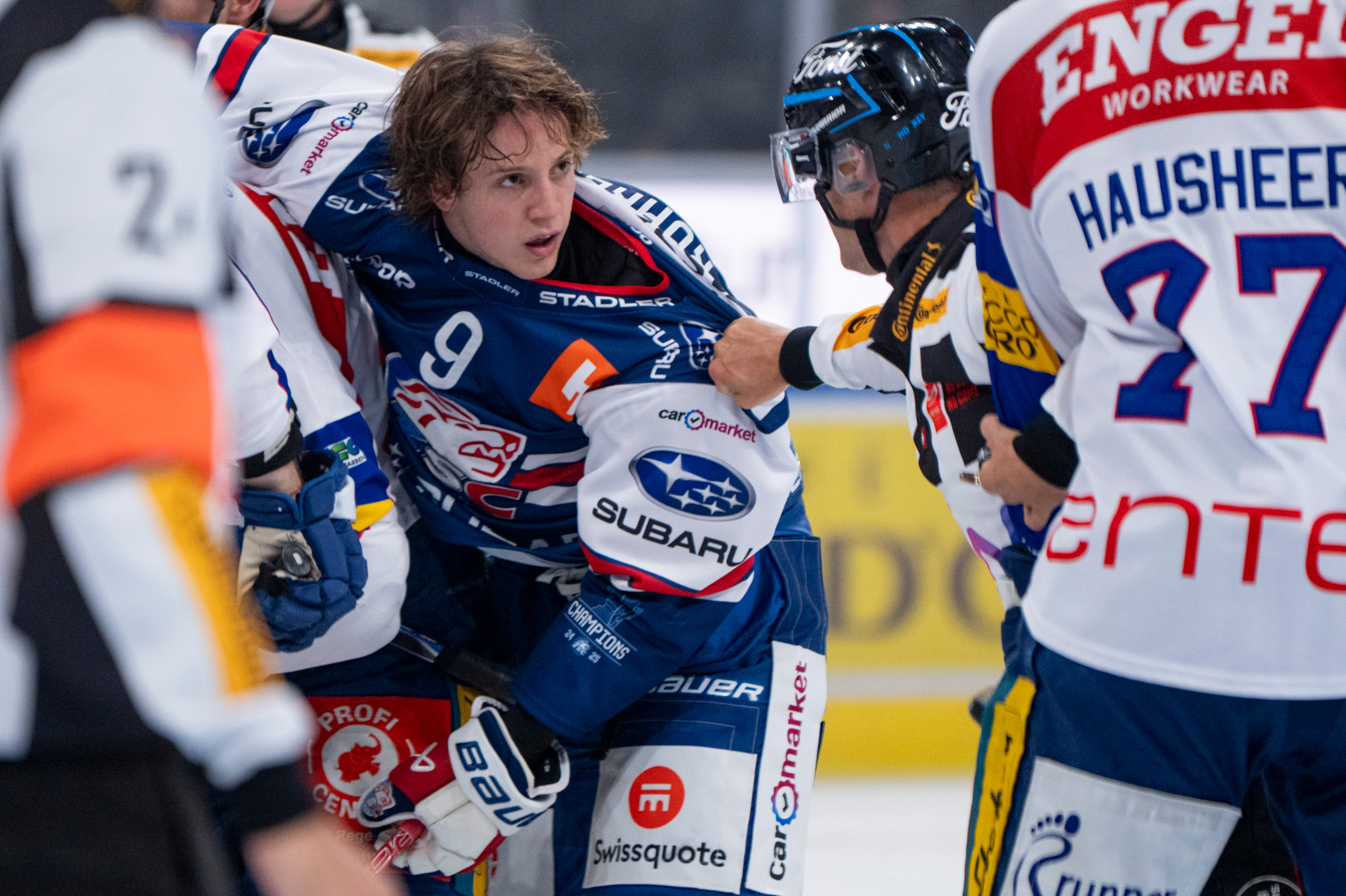 Vinzenz Rohrer von den ZSC Lions in einer Auseinandersetzung mit einem Spieler des EHC Kloten während eines National-League-Spiels in Zürich am 30. September 2025.