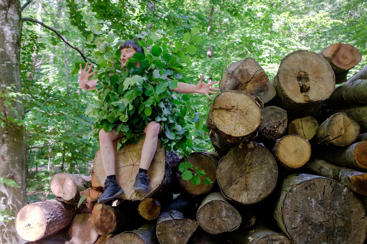 Sarah Anthony interprète un buisson malicieux dans le spectacle «Forêt».