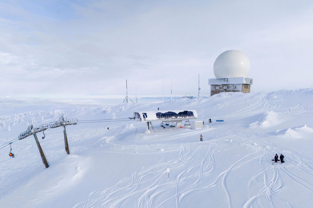 Vue sur le domaine skiable des Dappes à la Dôle avec une poudreuse exceptionnelle, montrant un télésiège et un bâtiment avec un dôme, le 10 janvier 2024.