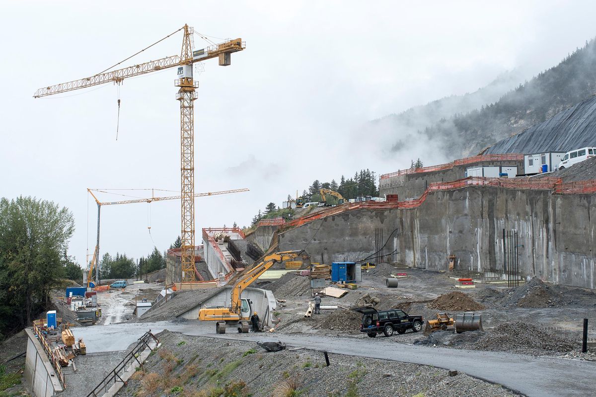 Depuis 2017 (photo ci-dessus) et la construction d’un gigantesque trou, plus rien n’avance à Aminona. ©Florian Cella/24Heures
