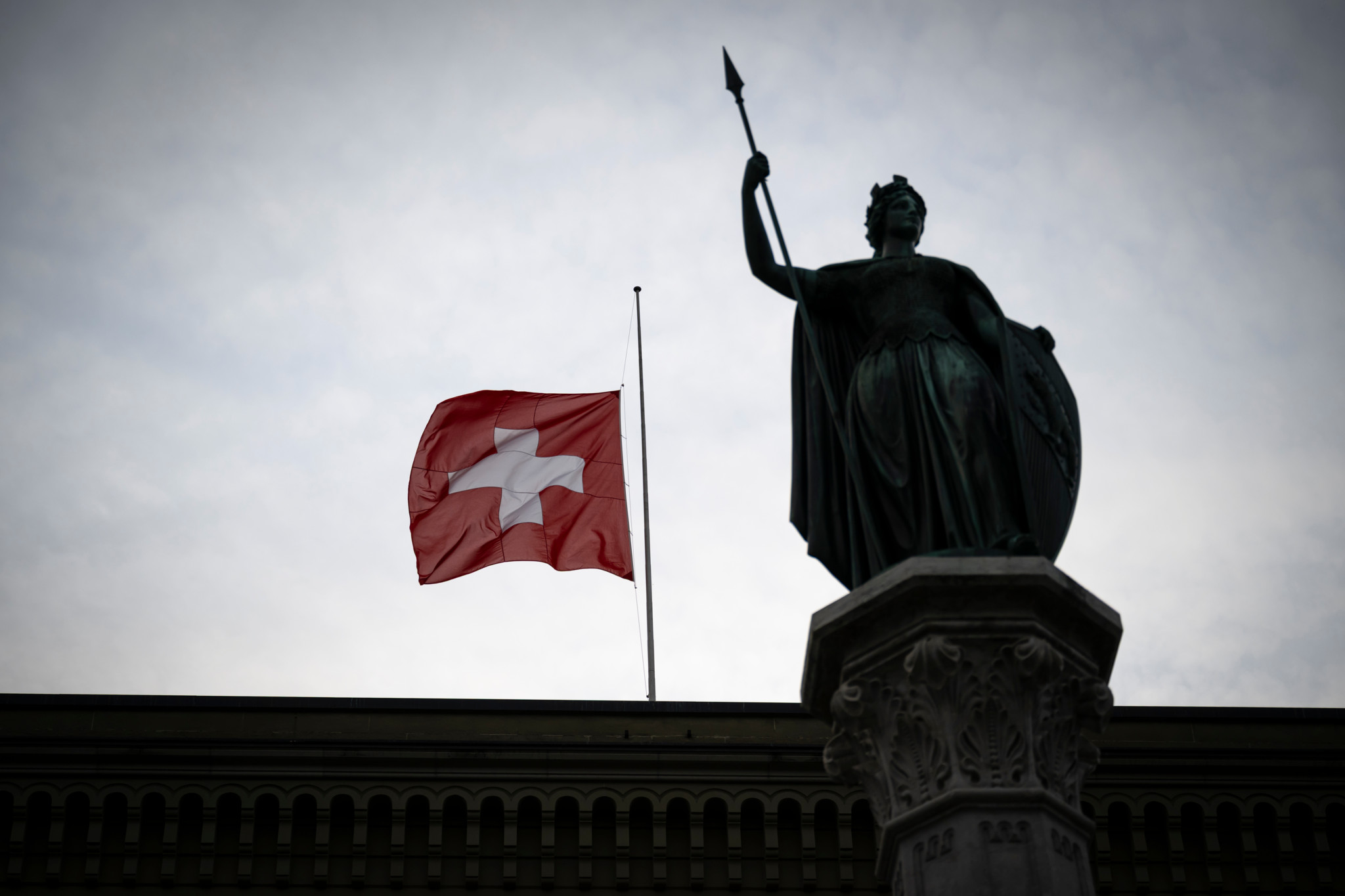 Schweizer Flagge auf Halbmast am Bundeshaus in Bern nach dem tödlichen Brand im «Le Constellation» in Crans-Montana mit rund 40 Todesopfern.