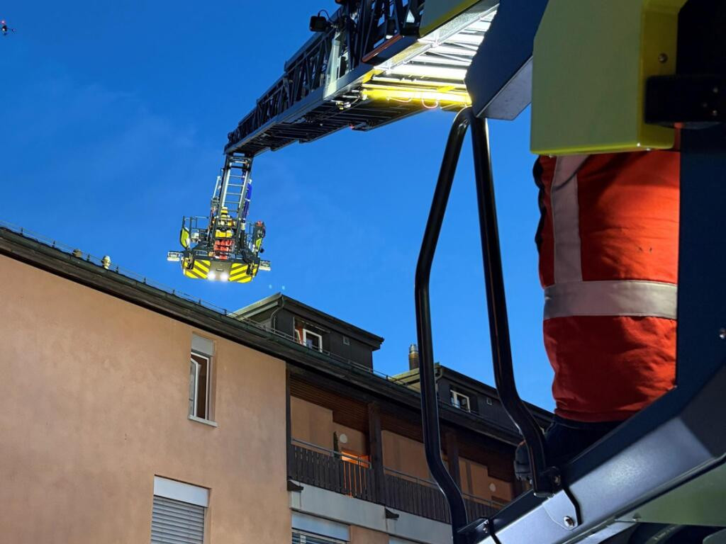 Feuer in Fahrweid: Balkonbrand greift auf Dach über – mehrere Häuser evakuiert