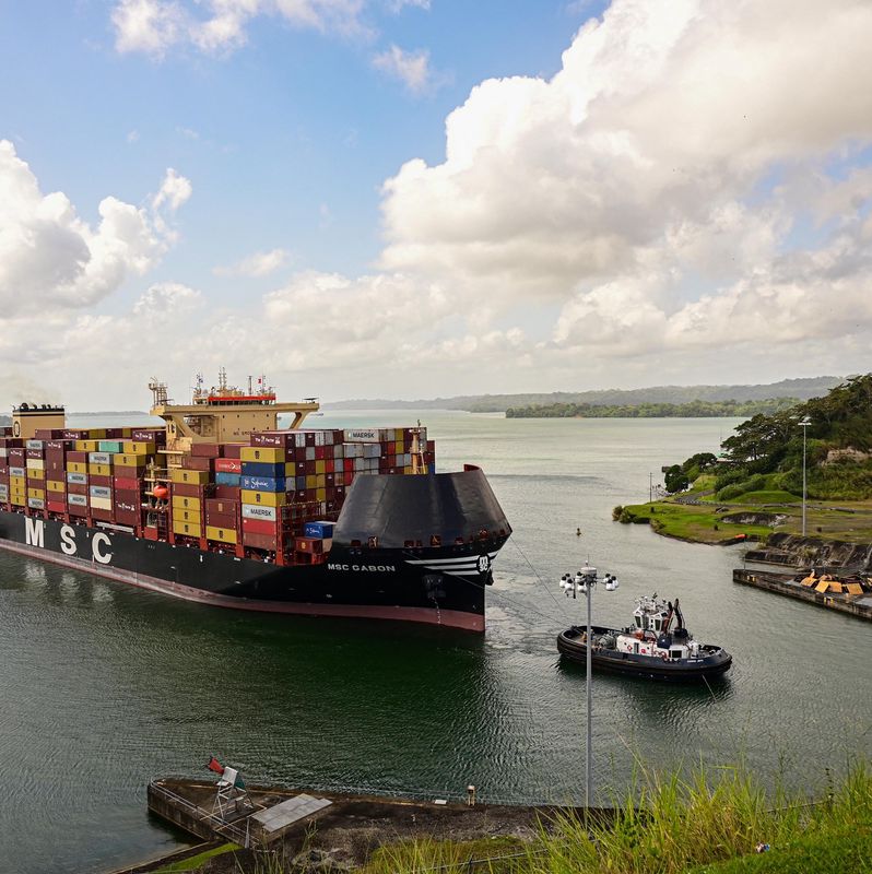 Le cargo MSC Gabon sous pavillon libérien est remorqué sur le lac Gatun aux écluses d’Agua Clara du canal de Panama à Colon, le 29 janvier 2025.