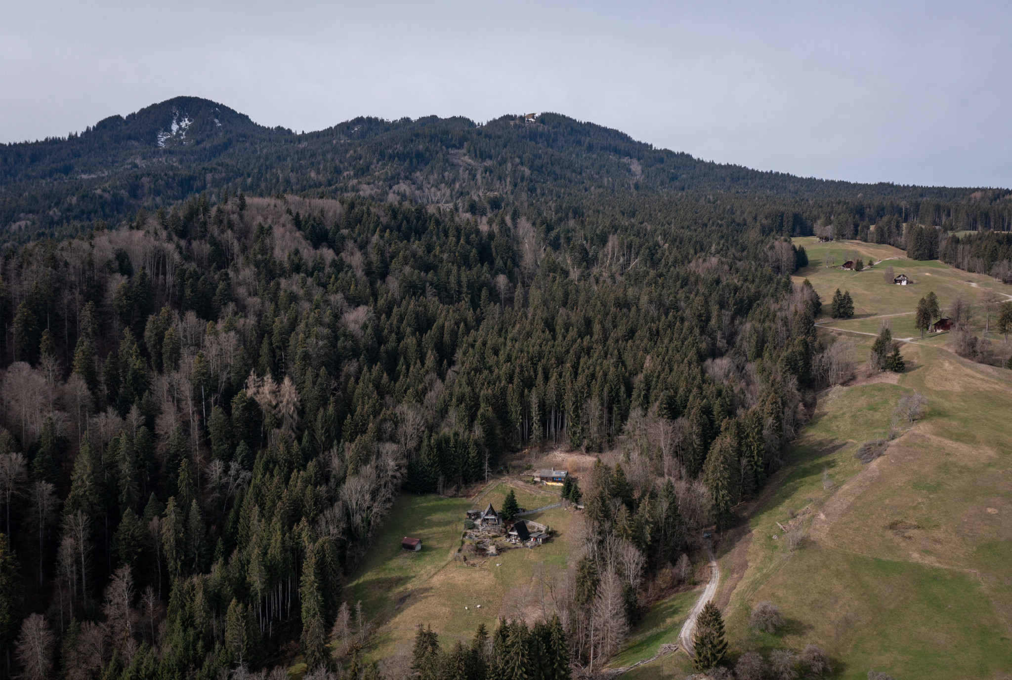 Weiler Schattenhalb. Gemeinde Wattenwil verfügt Begehungsverbot auf 50 Hektaren-Rutschgebiet Ahörndler - Bewohner evakuiert, Schäden an Gebäude, Wald, Stafelalpstrasse und Brücke. Foto: Beat Mathys / Tamedia AG. 

