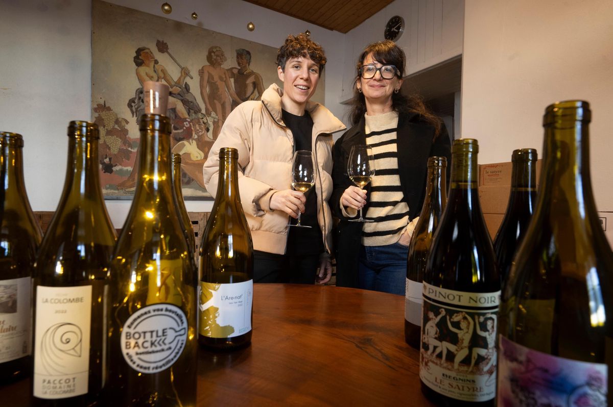 Catherine Cruchon et Noémie Graff, vigneronnes de Bottle Back, avec des bouteilles de vin vides à Begnins, décembre 2024.