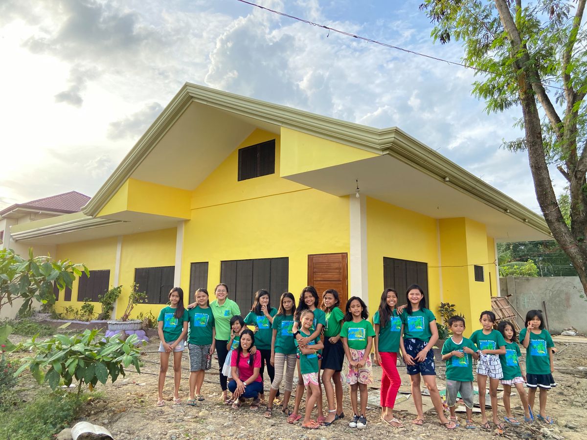Der ehemalige Kantonspolizist Thomas Kellenberger hat auf den Philippinen dasHilfswerk PIKIFI für Strassenkinder aufgebaut.  / Bild: Mädchen vor ihrem Wohnhaus im Kinderdorf in der philippinischen Stadt 
Cagayan de Oro.