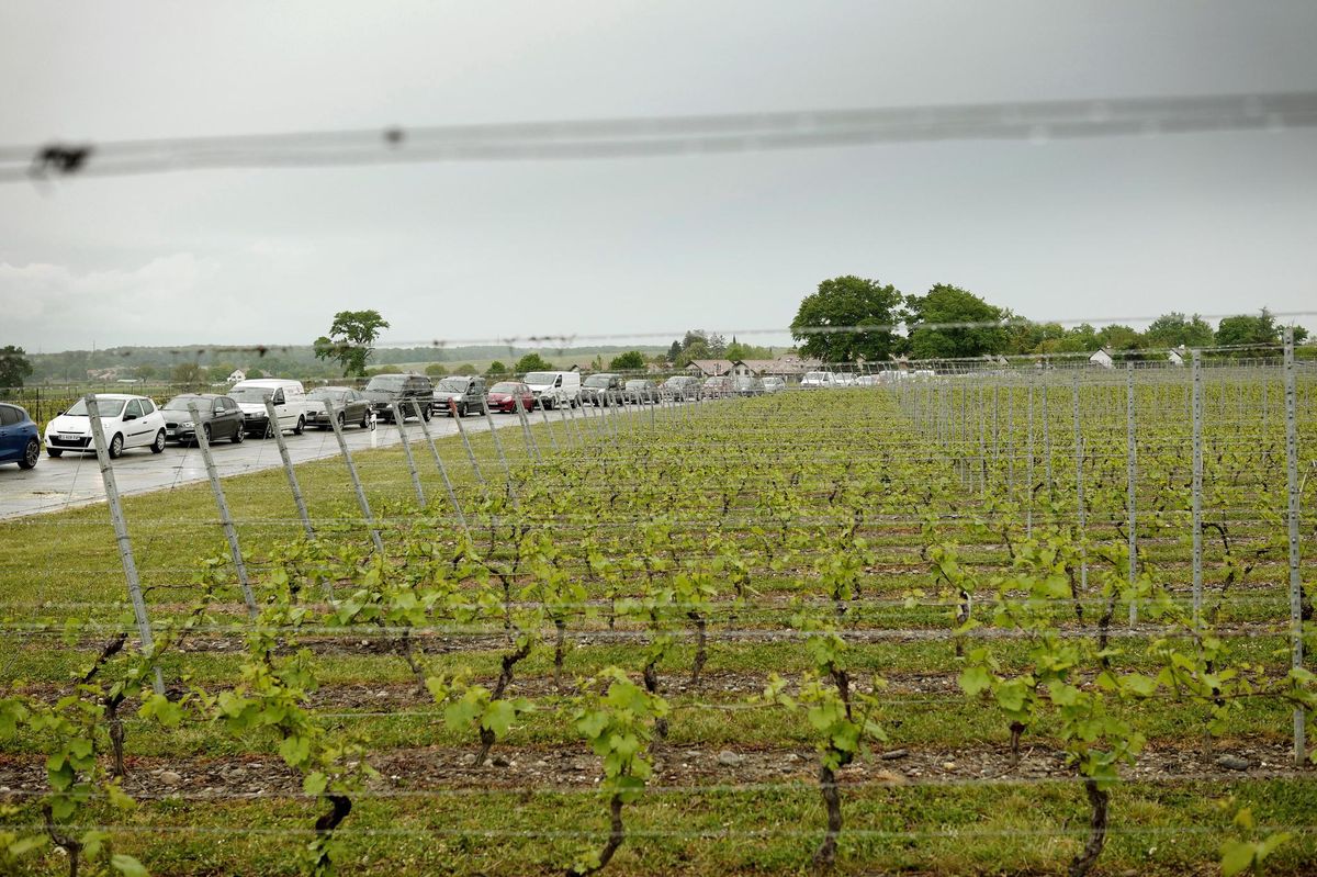 Genève, 28 avril 2020. La frontière à Soral 2. La barrière est fermée et sera tout bientôt ouverte. La longue file de véhicules est impressionnante. Photo: Laurent Guiraud/Tamedia