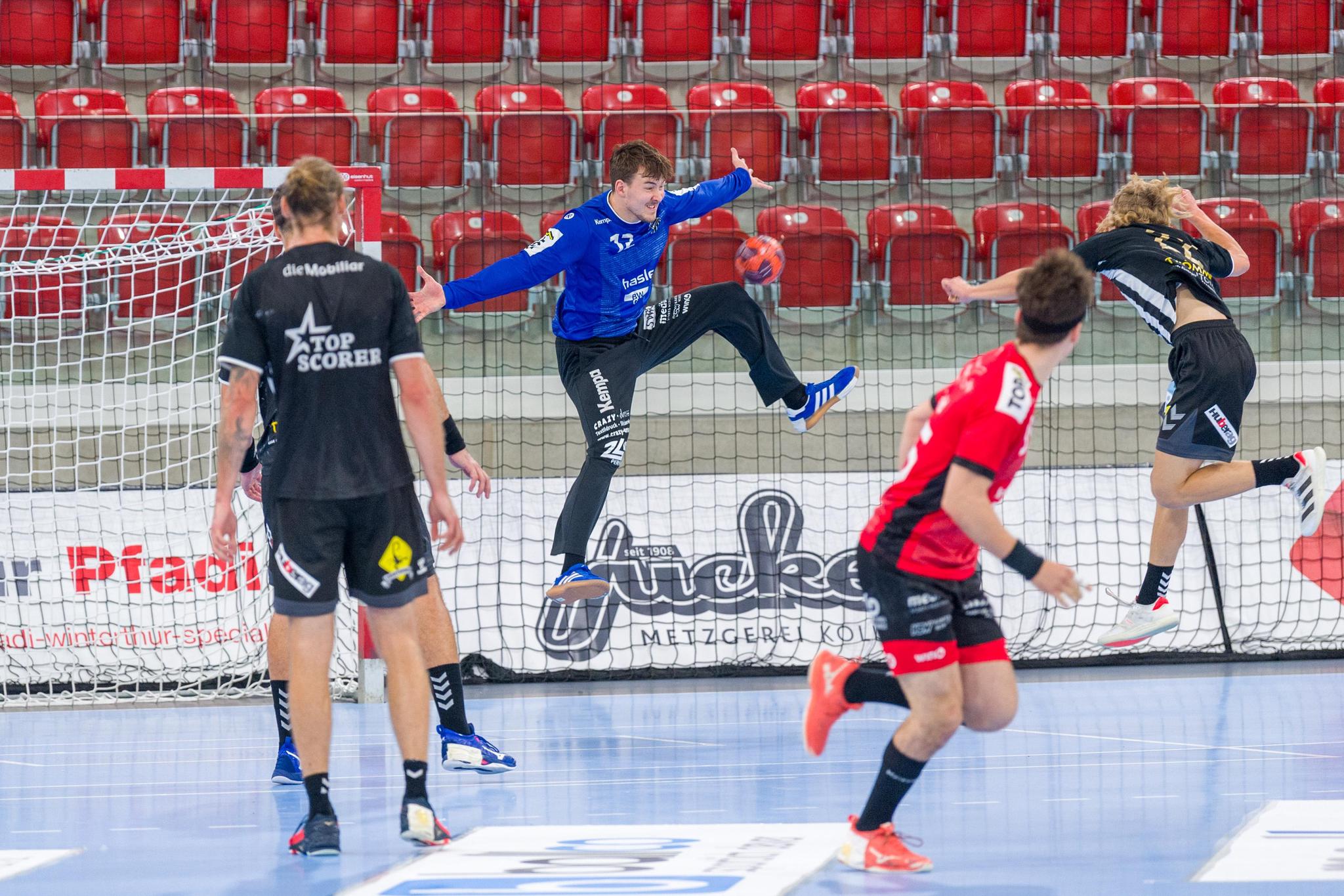 Dennis Wipf, hier im Spiel gegen seinen Ex-Klub, bleibt weitere drei Jahre in Winterthur.