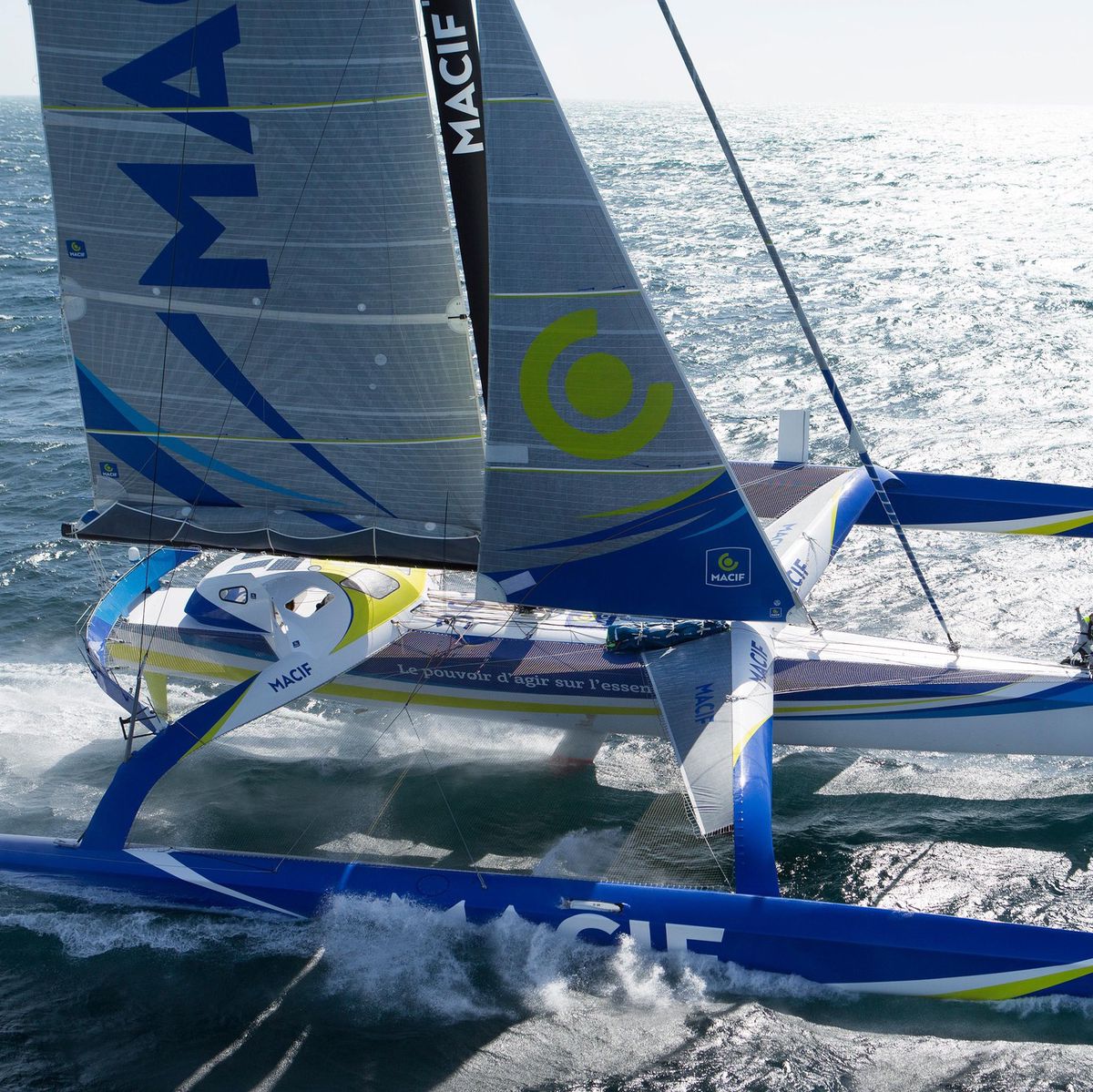 Vue aérienne du Maxi Trimaran Ultim MACIF naviguant au large des Glénan, Bretagne, avec skipper François Gabart.