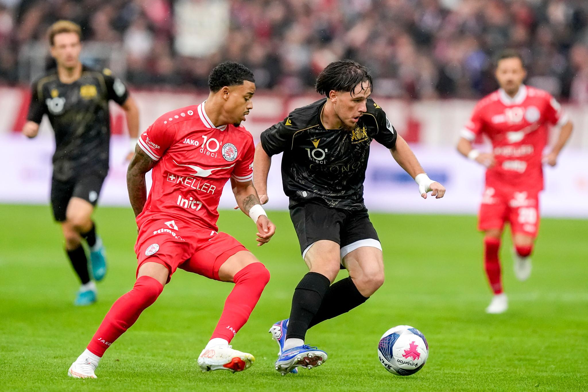 Emilio Kehrer (FC Winterthur) im Zweikampf mit Vasco Tritten (Stade Lausanne-Ouchy) in der Challenge League in Winterthur.