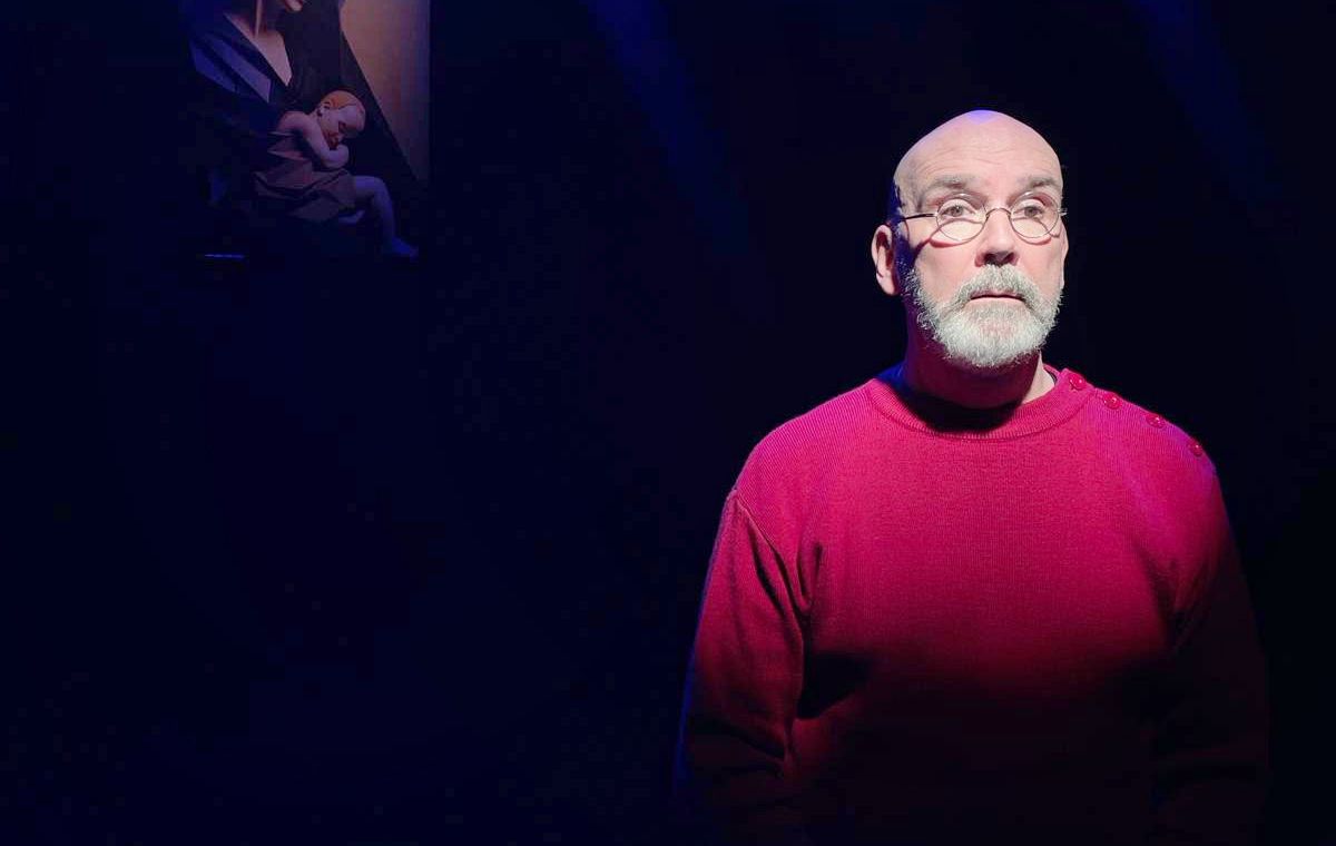 Sur les planches, le comédien Fabian Ferrari porte le récit de Daniel Pittet dans une mise en scène du pasteur Jean Chollet, fondateur du Bateau-Lune à Cheseaux-sur-Lausanne. 