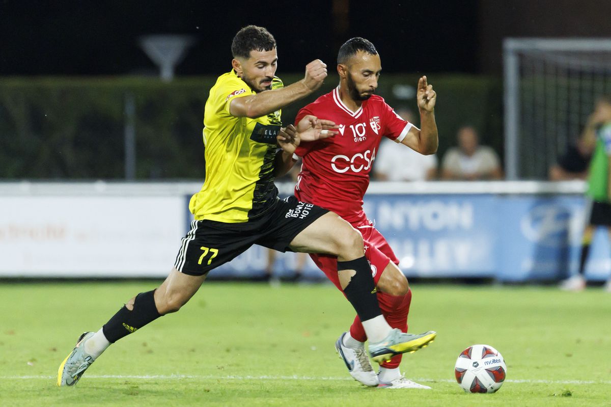 Stade Nyonnais' midfielder Tiago Escorza, left, fights for the ball with Sion's midfielder Ali Kabacalman, right, during the Challenge League soccer match of Swiss Championship between FC Stade Nyonnais and FC Sion, at the Stade de la Colovray, in Neuchatel, Switzerland, Friday, August 25, 2023. (KEYSTONE/Salvatore Di Nolfi)