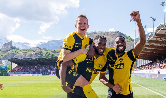 01.05.2022; Sitten; Fussball Super League - FC Sion - BSC Young Boys;
Jordan Siebatcheu (YB) jubelt nach seinem Tor zum 1:2 mit Nico Maier (YB) und Ulisses Garcia (YB)
(Claudio De Capitani/freshfocus)