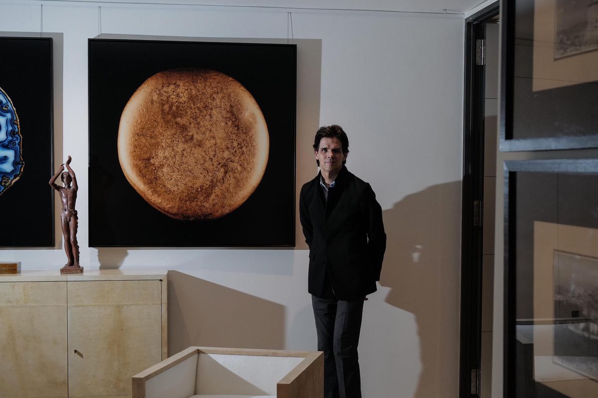 La soixantaine d’objets sélectionnés, vingt par catégorie qu’il représente, racontent, chacun à sa manière, l’histoire de la galerie et de son fondateur.
