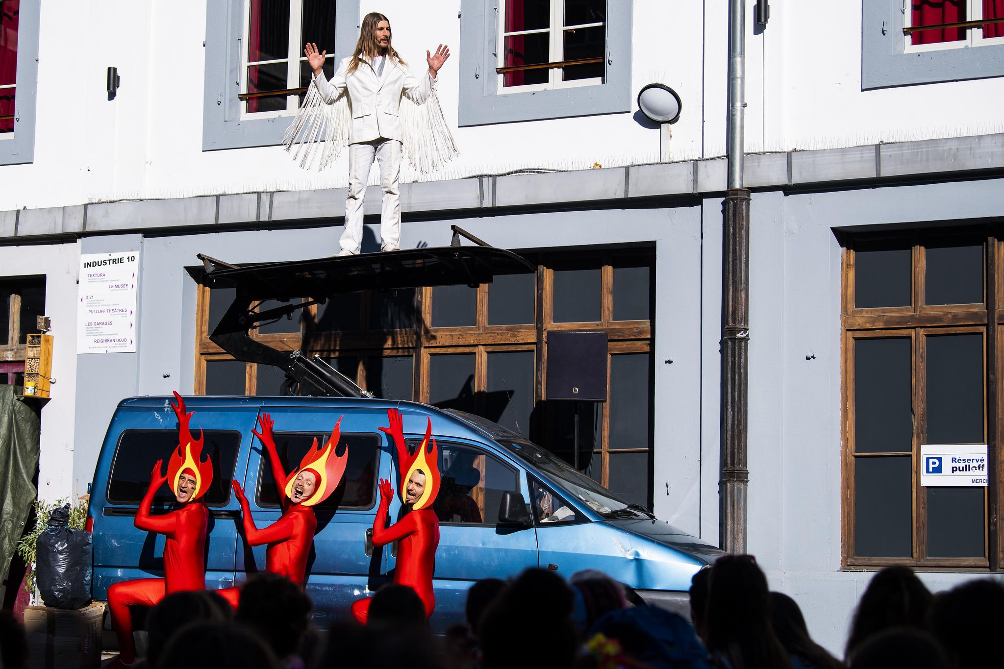 Avec son spectacle «Looking for Paradise» dans le quartier du Vallon, la compagnie Les 3 Points de suspension a emmené pendant 6 jours une clique de spectateurs sur les voies du burlesque. 