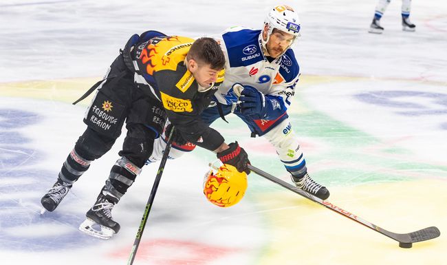 Tous les moyens sont bons pour tenter de freiner Chris DiDomenico, le joueur clé de FR Gottéron. 