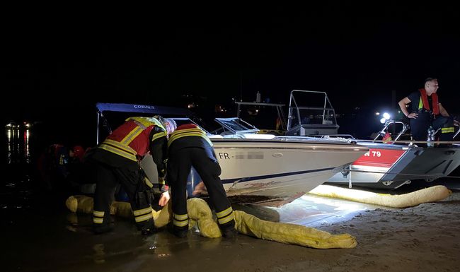 Das havarierte Boot konnte auf einer Sandbank gesichert werden. Beim Unfall in Rheinfelden kam eine Person ums Leben.