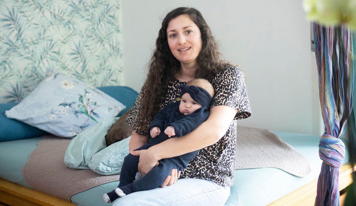 la sage femme et directrice Alexandra Dousset et la maman Julie Berthoumieu avec sa fille de 3 mois Alix .(24heures/Odile Meylan)