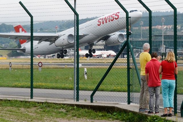 Die vorgesehenen Südstarts vom Flughafen Kloten (Bild) kommen am rechten Zürichseeufer gar nicht gut an – das zeigte eine Podiumsveranstaltung in Herrliberg.