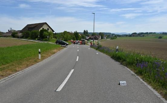 Unfall in Dinhard: E-Bike-Fahrerin wird bei Kollision mit Auto mittelschwer verletzt