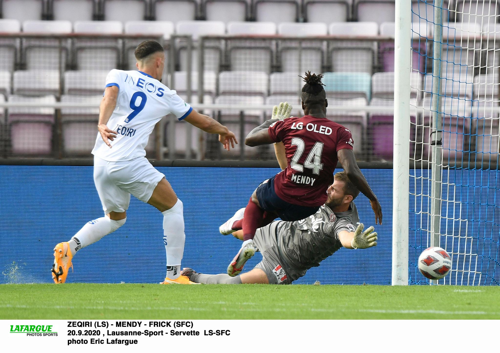 Zeqiri fait des misères à Frick et à Mendy. Le latéral servettien offrira malgré lui le premier but à Lausanne, sur une perte de balle.