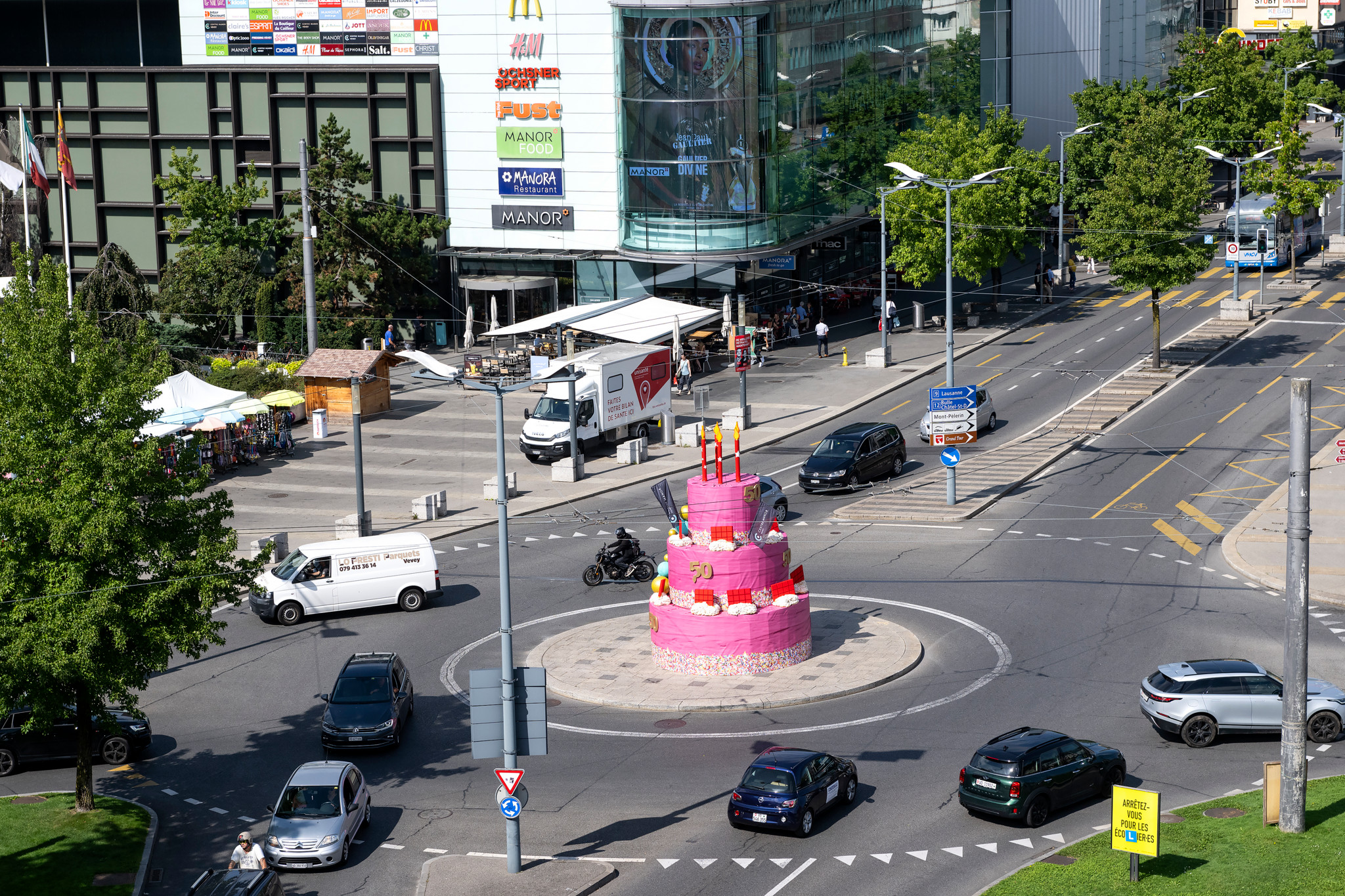 À Vevey, un gâteau géant installé sur un giratoire un dimanche fait grincer des dents.