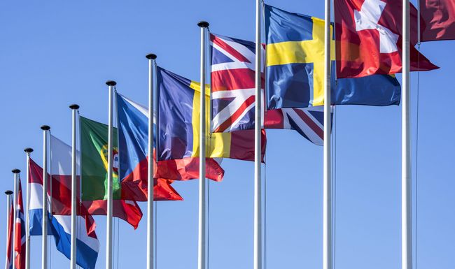Flaggen europäischer Länder an Fahnenmasten, die im Wind gegen den blaün Himmel wehen *** Flags European Countries to Flagpoles, the at Wind against the blue Sky breeze Copyright: imageBROKER/alimdix/xArterrax/xPhilippexClément ibltsm09667033.jpg Bitte beachten Sie die gesetzlichen Bestimmungen des deutschen Urheberrechtes hinsichtlich der Namensnennung des Fotografen im direkten Umfeld der Veröffentlichung