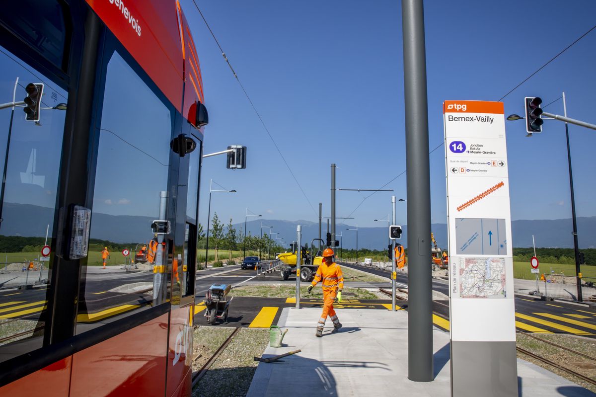 Geneve, le 11 juin 2021. Reportage lors des premiers essais de circulation du tram sur les 2 km supplementaires du P+R Bernex a Vailly sur la route de Chancy. © Magali Girardin.