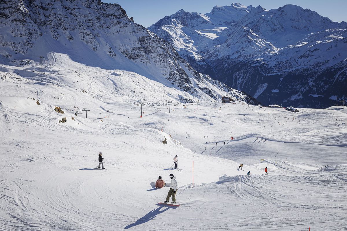 Winter sports enthusiasts enjoy the snow and sunny weather during one of the first weekends after the opening of the ski season in the alpine resort of Verbier, Sunday, December 1, 2024. (KEYSTONE/Valentin Flauraud)