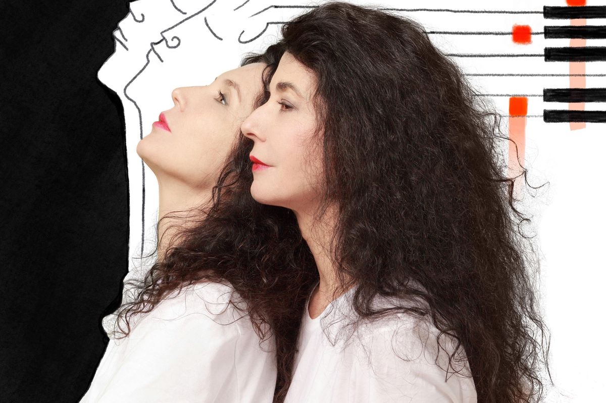 Deux femmes aux cheveux bouclés, vêtues de blanc, posent dos à dos devant un fond artistique noir et blanc avec des lignes et des touches de piano abstraites.