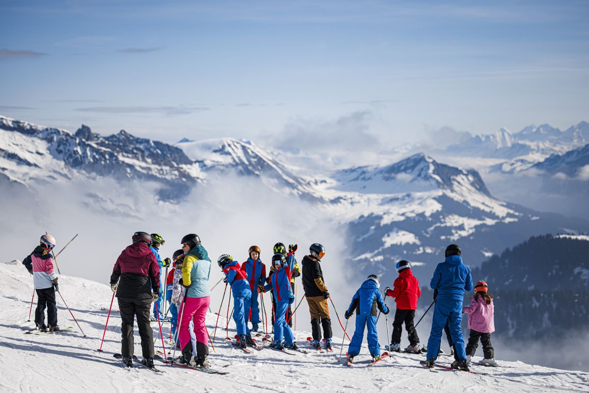 Des personnes skient à l'occasion des relâches vaudoises à Villars-sur-Ollon.