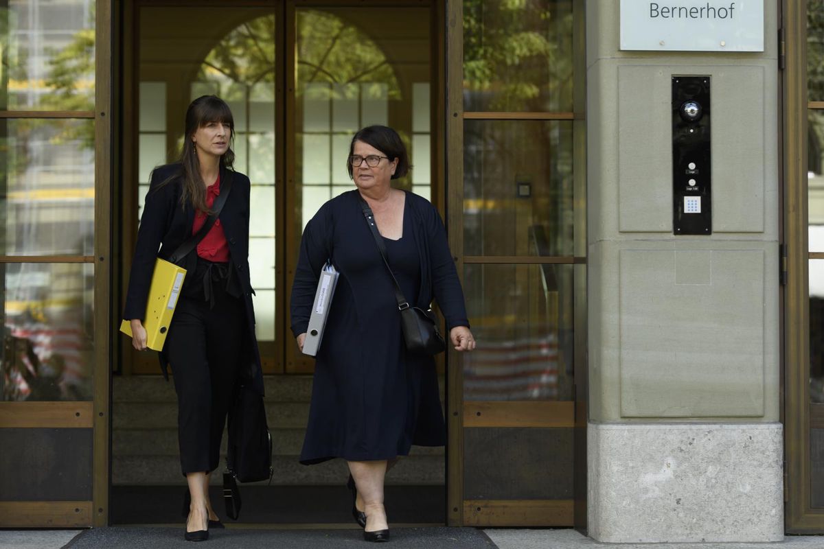 La conseillère d’État en charge de la Santé Rebecca Ruiz et son homologue fribourgeoise Anne-Claude Demierre, au sortir de la réunion des ministres cantonaux de la santé avec Alain Berset à Berne ce lundi.