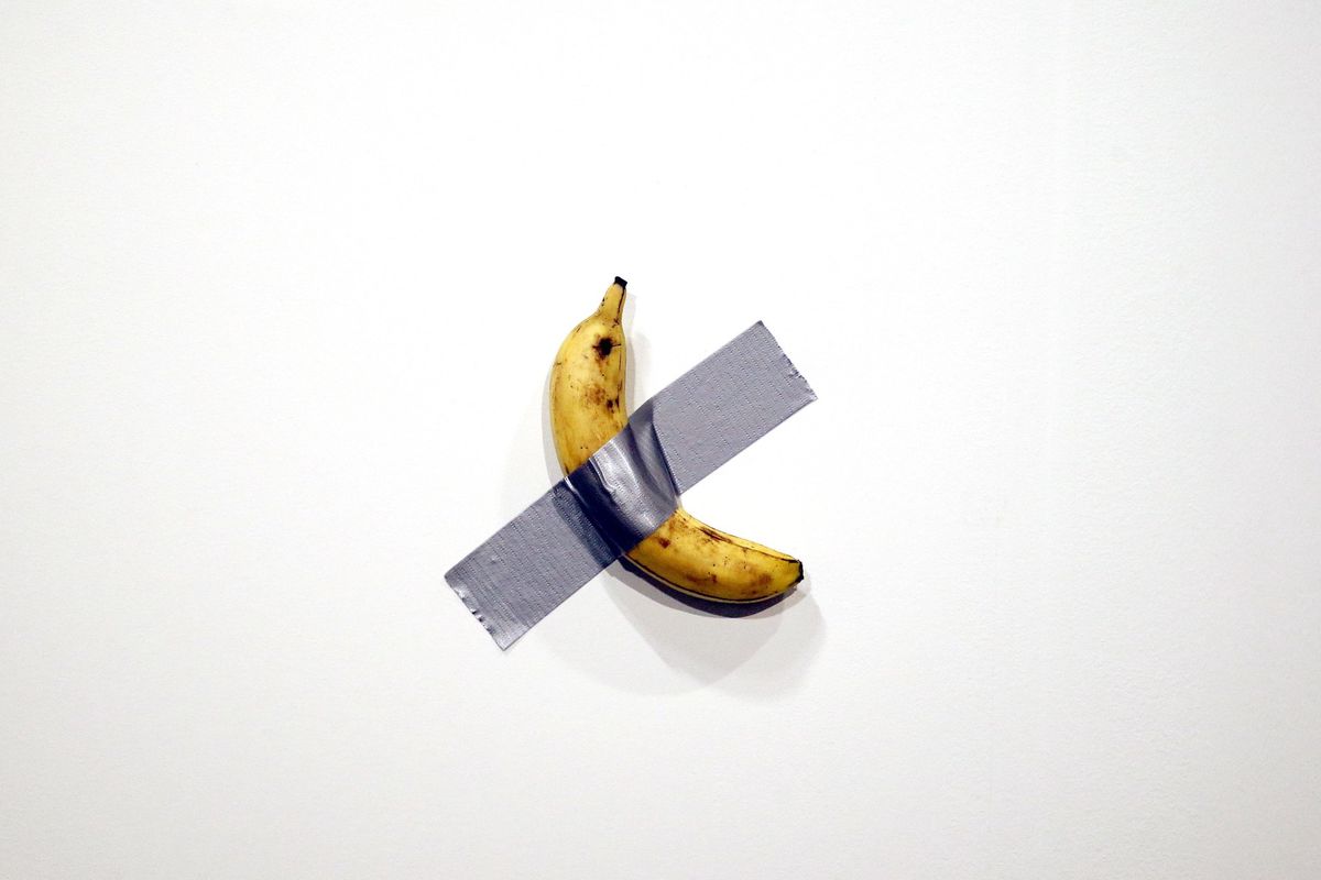 L'œuvre 'Comedian' de Maurizio Cattelan, une banane scotchée au mur, exposée à Art Basel Miami en 2019.