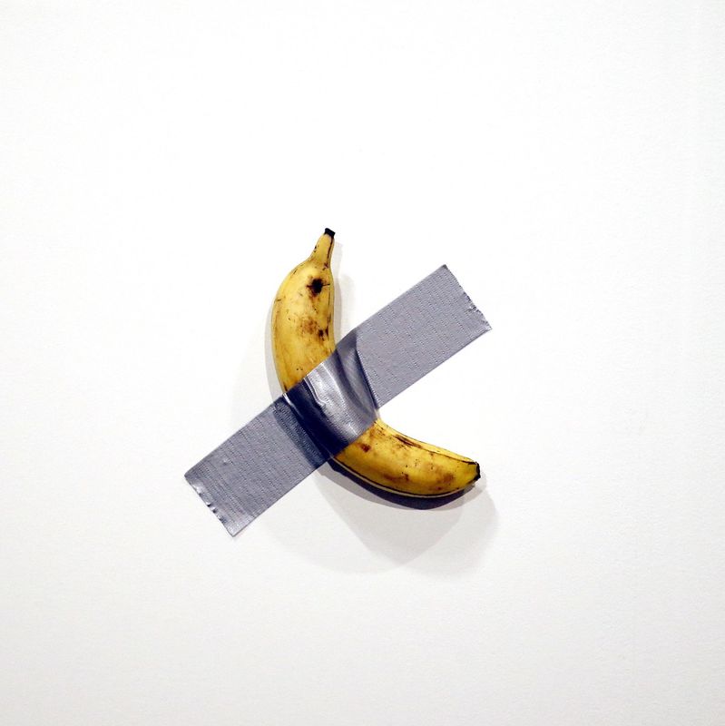 L'œuvre 'Comedian' de Maurizio Cattelan, une banane scotchée au mur, exposée à Art Basel Miami en 2019.