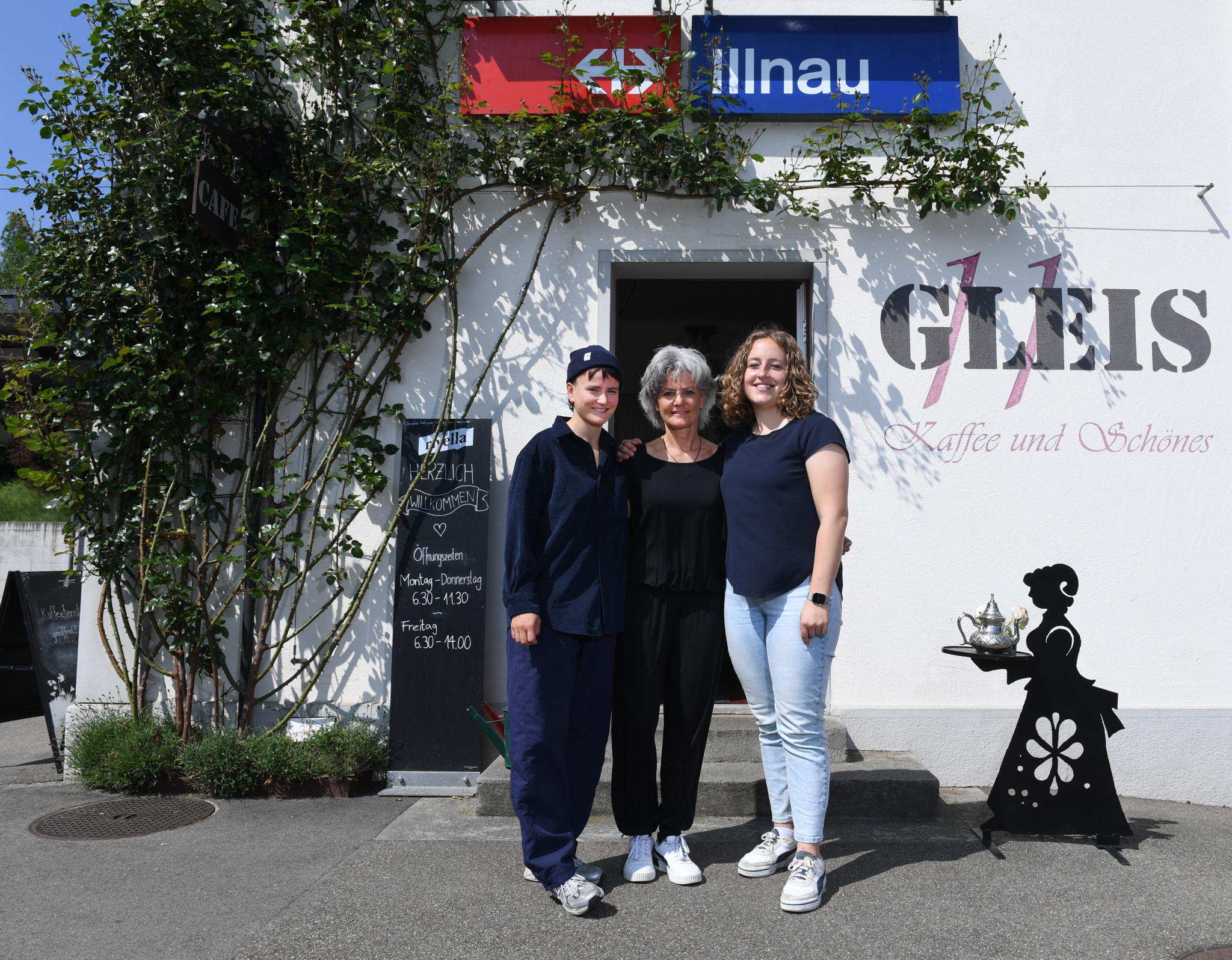 Das Kaffee Gleis11 am Bahnhof Illnau - Die Betreiberinnen Noa, Gabi und Annina. Foto: Madeleine Schoder