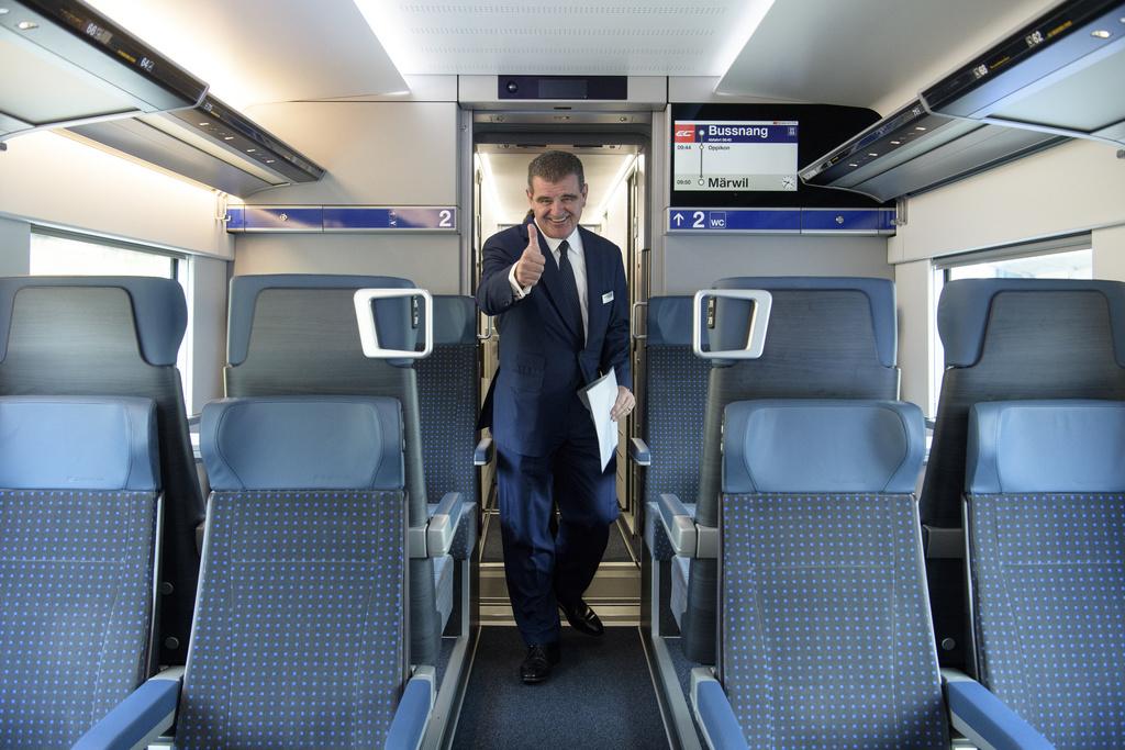 Reisende mit Schutzmasken in einem Zug am Bahnhof SBB in Basel, am Montag, 6. Juli 2020. Ab Montag, 6. Juli 2020, muessen schweizweit alle Passagiere in den oeffentlichen Verkehrsmitteln Schutzmasken gegen die Verbreitung des Coronavirus COVID-19 tragen. (KEYSTONE/Georgios Kefalas)