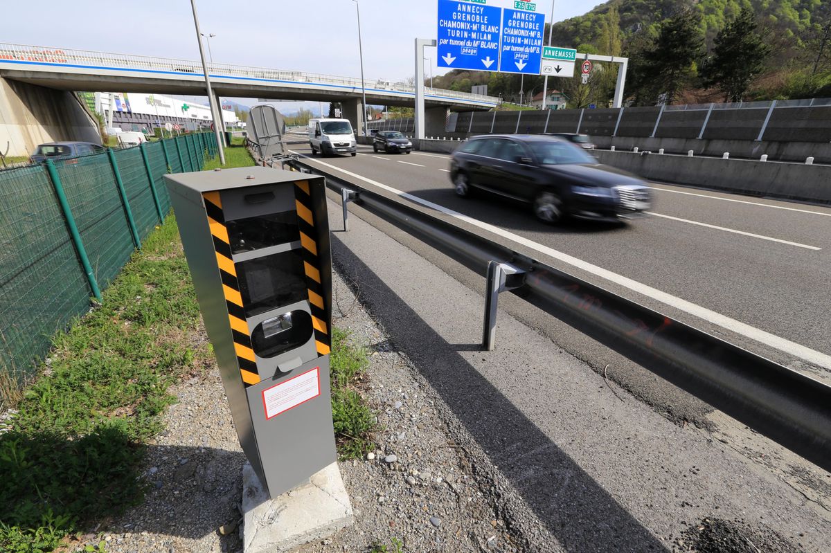Au retour d’une soirée à Genève, un conducteur de 20 ans s’est fait flasher à 189 km/h à la place de 110 km/h (vitesse retenue de 179 km/h) à bord d’un SUV, sur l’autoroute A40 à Étrembières.